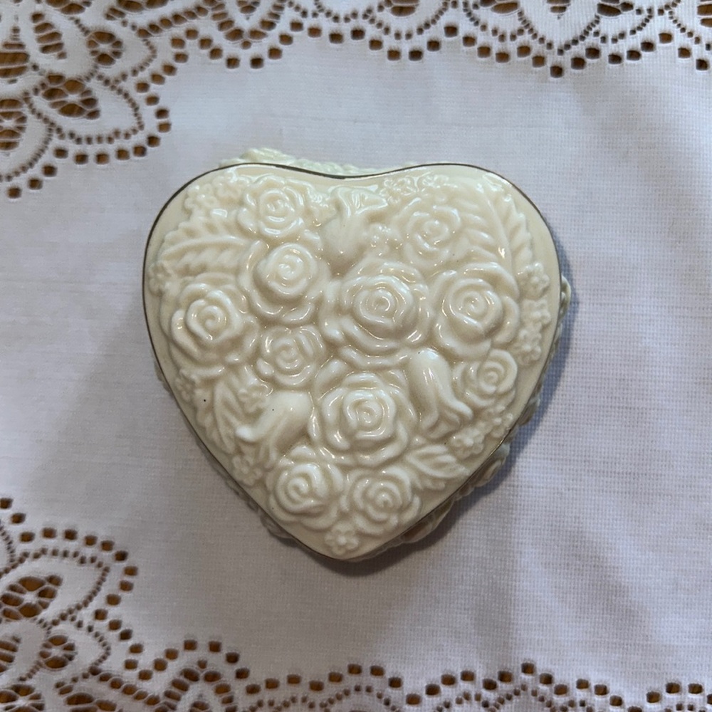 Vtg International Silver Co. Elegant Porcelain Heart Shape White Roses Box 3x3